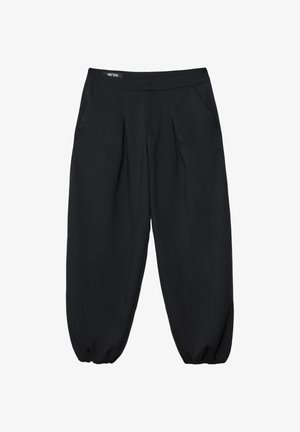 Pantaloni neri con una superficie liscia, dotati di pieghe sul davanti, tasche laterali e un design a caviglia affusolata ed elasticizzata.