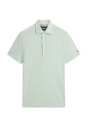 Světlounce zelené tričko typu polo s krátkými rukávy, límečkem, třemi bílými knoflíky a malým logem Tommy Hilfiger na levém rukávu.