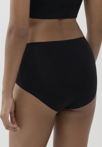 Schwarze Highrise-Unterwäsche mit glatter Textur, die ein nahtloses Design und einen minimalistischen Schnitt für Komfort und Bedeckung bietet.