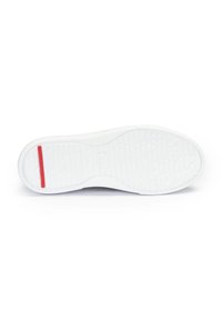 Suola di sneaker bianca in gomma con motivo testurizzato, caratterizzata da una striscia centrale di accento rosso e bordi arrotondati per aderenza e flessibilità.