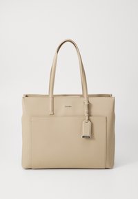 Beżowa syntetyczna torba typu tote z podwójnymi uchwytami, kieszenią z przodu i metką do zawieszenia. Charakteryzuje się gładką fakturą i minimalistycznym designem.