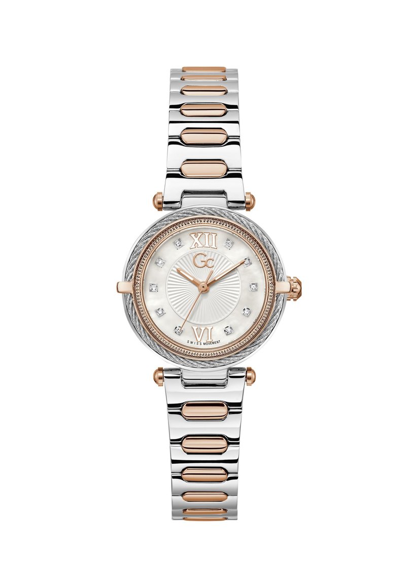 Sølv- og rosaguldfarvet ur med rund urskive, hvid tekstureret skive, romertal, krystalaccenter og en kædet metalrem.