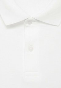 Weißes Poloshirt aus strukturiertem Stoff, mit einer Knopfleiste mit zwei Knöpfen und einem klassischen Kragen. Die Knöpfe sind rund und durchscheinend.