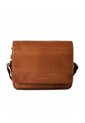 Braune Leder-Umhängetasche mit verstellbarem Schulterriemen und Frontklappenverschluss, Markenname auf der Klappe geprägt.