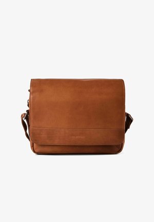 Braune Leder-Umhängetasche mit verstellbarem Schulterriemen und Frontklappenverschluss, Markenname auf der Klappe geprägt.