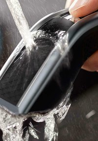 Zwart handheld apparaat met een textuur op de grip, waar water uit stroomt. Digitale display nabij de bovenkant, slank ontwerp met afgeronde hoeken.