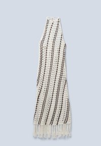 Robe au crochet blanche avec des rayures marron, dotée d'un design sans manches et d'un ourlet à franges. Fabriquée en fil léger.