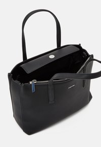 Borsa a tracolla nera con una texture liscia, chiusura a zip, scomparto interno, fondo piatto e due manici corti. Accenti in metallo argentato visibili.