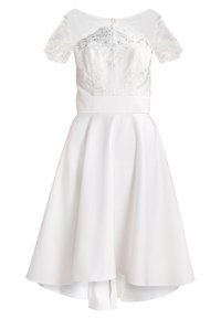 Bílé šaty s přiléhavým korzetem a krátkými krajkovými rukávy. Sukně je rozšířená a má asymetrický lem. Podrobné květinové krajkové detaily na korzetu.