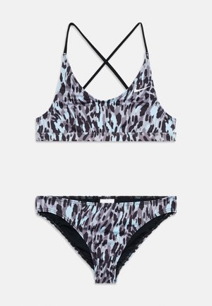 Bikini de dos piezas con estampado abstracto de animales en azul claro y negro, con top estilo sujetador deportivo con espalda cruzada y braguitas a juego.