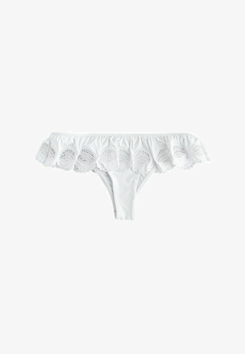 Weißer Bikini-Slip mit Rüschenspitze, die muschelförmige Ausschnittmuster entlang des Bunds aufweist.