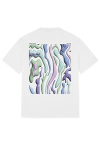 Camiseta blanca con un diseño abstracto colorido y ondulante en tonos pastel de verde, púrpura y azul en la parte posterior; nombre de la marca en la parte superior.