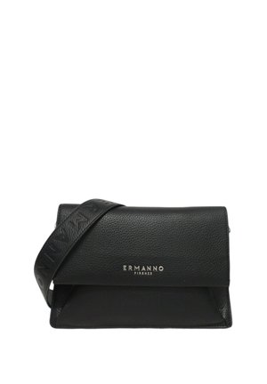 Borsa a tracolla in pelle nera testurizzata con ampia tracolla impressa e logo argentato "ERMANNO FIRENZE" sulla patta frontale.