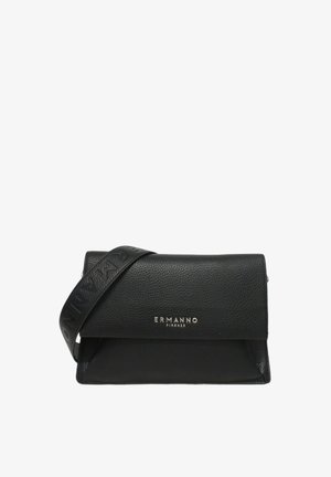 Borsa a tracolla in pelle nera testurizzata con ampia tracolla impressa e logo argentato "ERMANNO FIRENZE" sulla patta frontale.