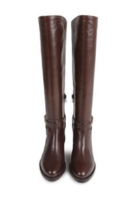 Bottes en cuir marron montant jusqu'au genou avec une texture lisse, un bout arrondi et des fermetures éclair sur le côté. Dotées d'une sangle décorative avec un détail de boucle.