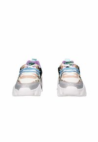 Sneakers con lacci realizzati con materiali misti; presentano una stampa leopardo, dettagli verde menta, glitter argento e una suola bianca spessa.