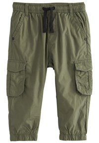 Pantalon cargo vert olive, en tissu léger. Comprend une taille élastique avec cordon de serrage, des poches latérales et des poignets élastiques aux chevilles.
