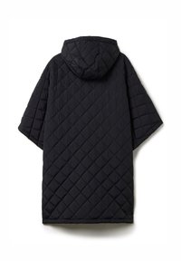 Schwarzer gesteppter Poncho mit Kapuze. Verfügt über ein Rautenmuster, weite Ärmel und einen geraden Saum. Weiche Textur mit leichtem Design.
