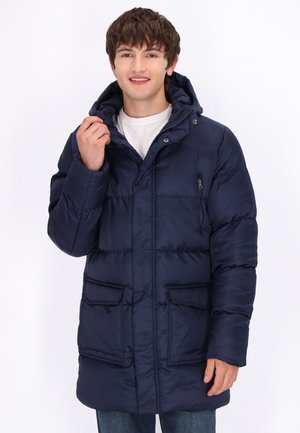 Námořnický puffer kabát se zapínáním na zip a patentky, dvěma předními kapsami a kapucí. Hladký materiál a prošívaný design pro izolaci.