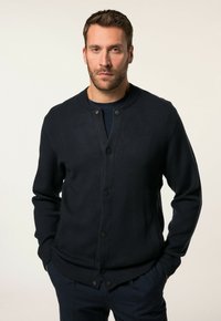 Marineblaues Button-Up-Cardigan aus weichem Stoff, mit rundem Ausschnitt, gerippten Bündchen und tailliertem Design. Einheitliche Farbe ohne Muster.