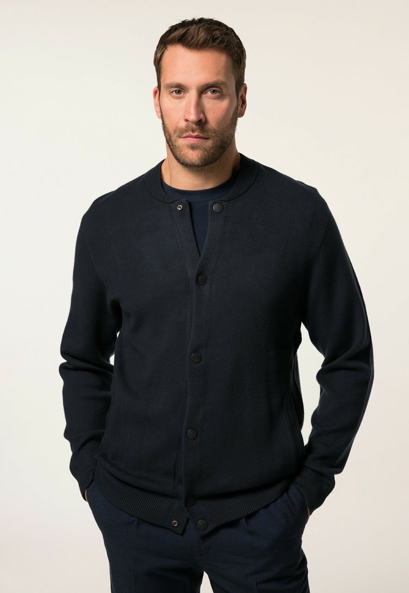 Marineblaues Button-Up-Cardigan aus weichem Stoff, mit rundem Ausschnitt, gerippten Bündchen und tailliertem Design. Einheitliche Farbe ohne Muster.