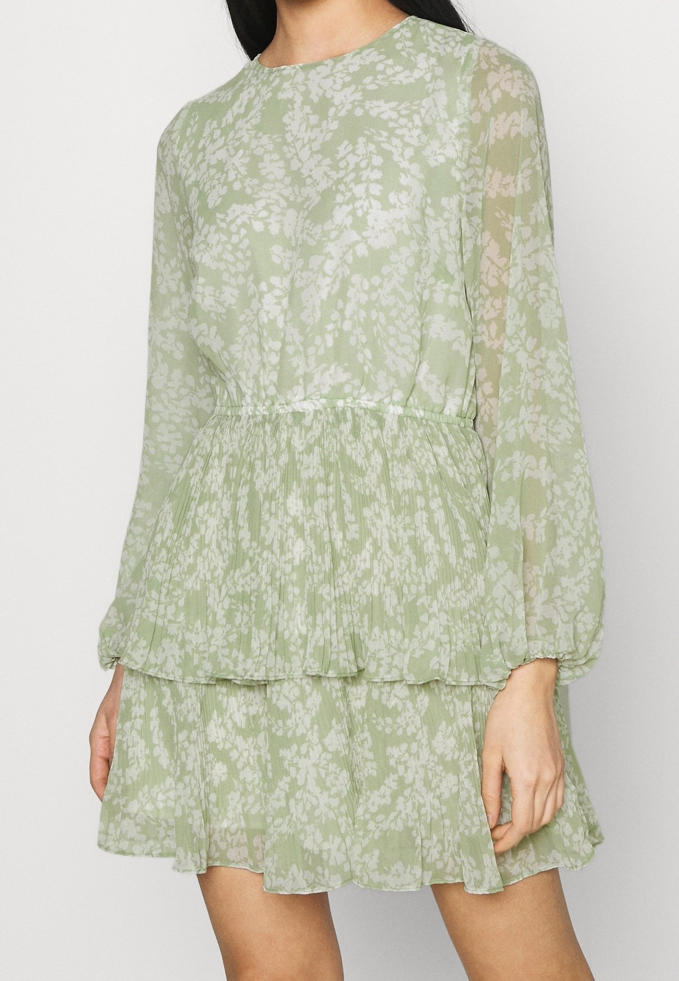 gina tricot green dress Gina Tricot Crinkle Maxi Dress main image 0