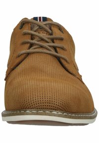 Scarpa in pelle marrone con perforazioni, lacci beige e suola intermedia bianca. Punta arrotondata e dettaglio a strisce sul tallone.