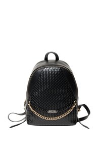 Zaino in pelle nera con texture intrecciata, dettagli in catena oro e nera, chiusura con zip e manico superiore per il trasporto.