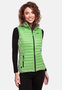 Grüne Steppweste mit einer gesteppten Optik, Frontreißverschluss und Kapuze. Verfügt über seitliche Taschen und eine glatte, glänzende Oberfläche. Schwarze Akzentdetails.