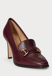 Burgundské kožené lodičky na vysokom podpätku s ostrou špičkou, koženým popruhom a zlatou sponou. Hladká textúra a zúžený silueta.