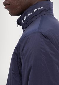 EA7 Emporio Armani GIUBBOTTO UNISEX - Viegla jaka - armani blue