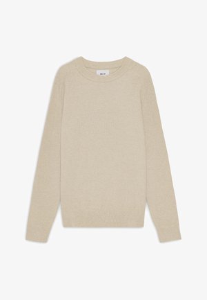 Pull côtelé beige avec des manches longues et un col arrondi. Texture douce et design simple, doté d'une étiquette au col.