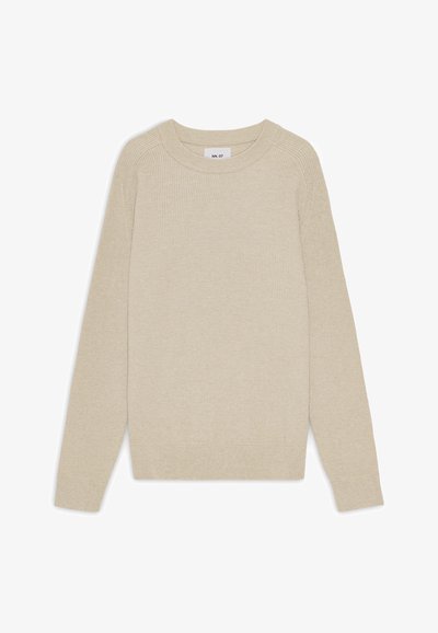 Beige gerippter Pullover mit langen Ärmeln und rundem Ausschnitt. Weiche Textur und schlichtes Design, mit einem Etikett am Kragen.