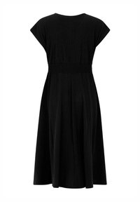 Robe noire longueur genou avec manches courtes et taille élastiquée froncée, en tissu texturé.