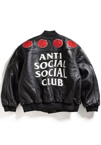 Czarna skórzana kurtka z napisem "ANTI SOCIAL SOCIAL CLUB" na plecach oraz czterema czerwonymi naszywkami w kształcie róż na górnej części pleców.
