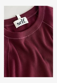 Unselected, burgundy