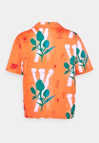 Pomarańczowa koszula z krótkim rękawem, ozdobiona zielonymi i białymi grafikami roślinnymi z abstrakcyjnymi elementami, wykonana z lekkiego materiału dla komfortu.