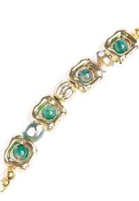 Bracciale in oro con perle quadrate e rotonde, dettagliato con accenti verdi e trasparenti, caratterizzato da un design testurizzato e una finitura lucida.