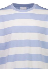 Υπερμεγέθη μπλούζα σε ανοιχτό μπλε και άσπρες ρίγες. Κατασκευασμένη από απαλή βαμβακερή ύφανση με κλασικό στρογγυλό λαιμό και χαλαρή εφαρμογή.