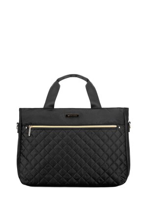 Bolso de tote acolchado negro con material de nailon, asas dobles, un bolsillo con cremallera en la parte delantera y herrajes en tono dorado. Líneas limpias y forma estructurada.