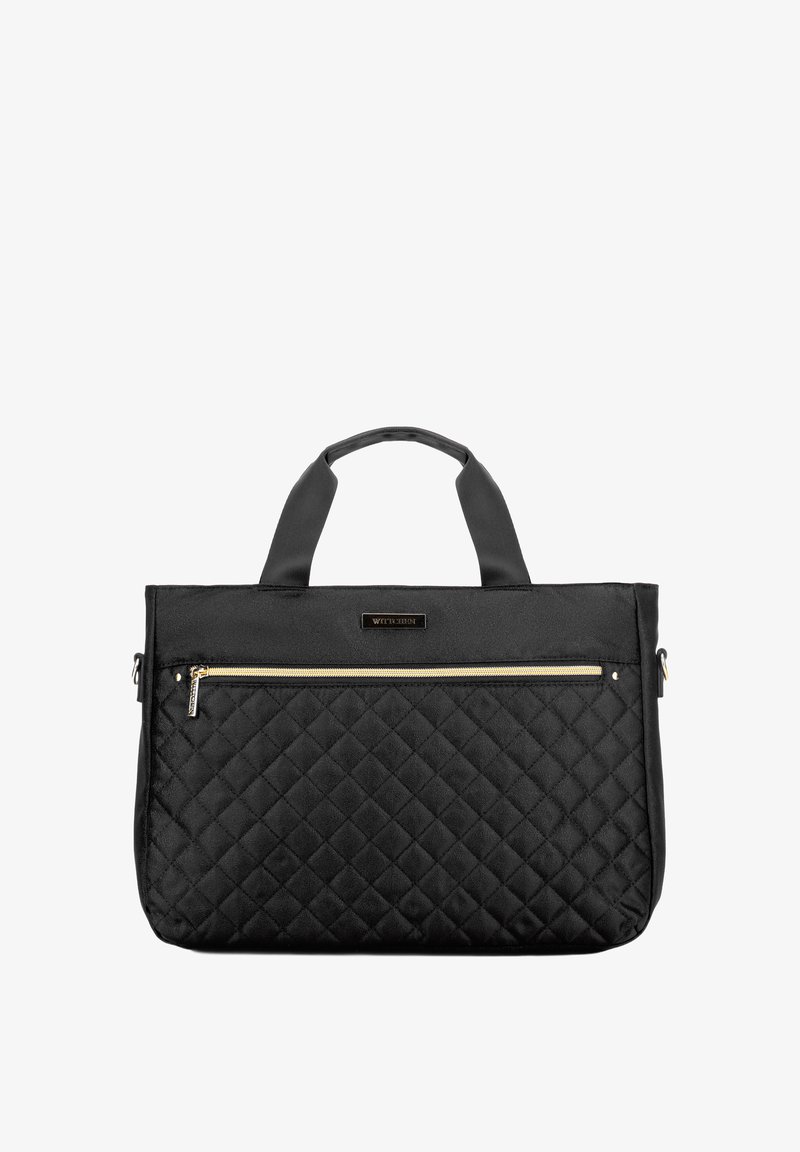 Bolso de tote acolchado negro con material de nailon, asas dobles, un bolsillo con cremallera en la parte delantera y herrajes en tono dorado. Líneas limpias y forma estructurada.