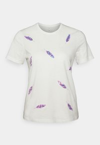 Hvid bomulds T-shirt med spredte lilla og pink fjerdesignet, med palietter for ekstra tekstur og visuel interesse.