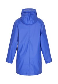 Zila lietussargs ar kapuci, ar gludu, ūdens necaurlaidīgu materiālu un pogām pie piedurknēm. Teksts uz apkakles: "WENN DAT PLADDERT."