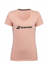 Roze T-shirt met korte mouwen, gemaakt van zacht materiaal, met een ronde hals en een groot zwart Babolat-logo op de borst.