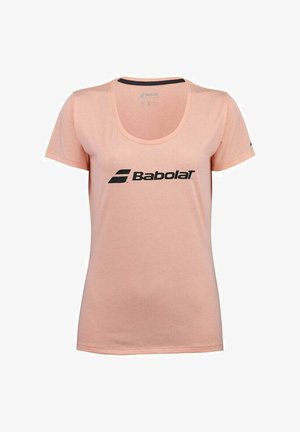Camiseta de manga corta rosa hecha de tela suave, con un escote redondo y un gran logo negro de Babolat en el pecho.