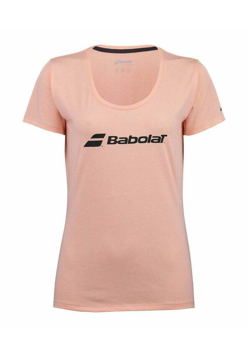 Roze T-shirt met korte mouwen, gemaakt van zacht materiaal, met een ronde hals en een groot zwart Babolat-logo op de borst.