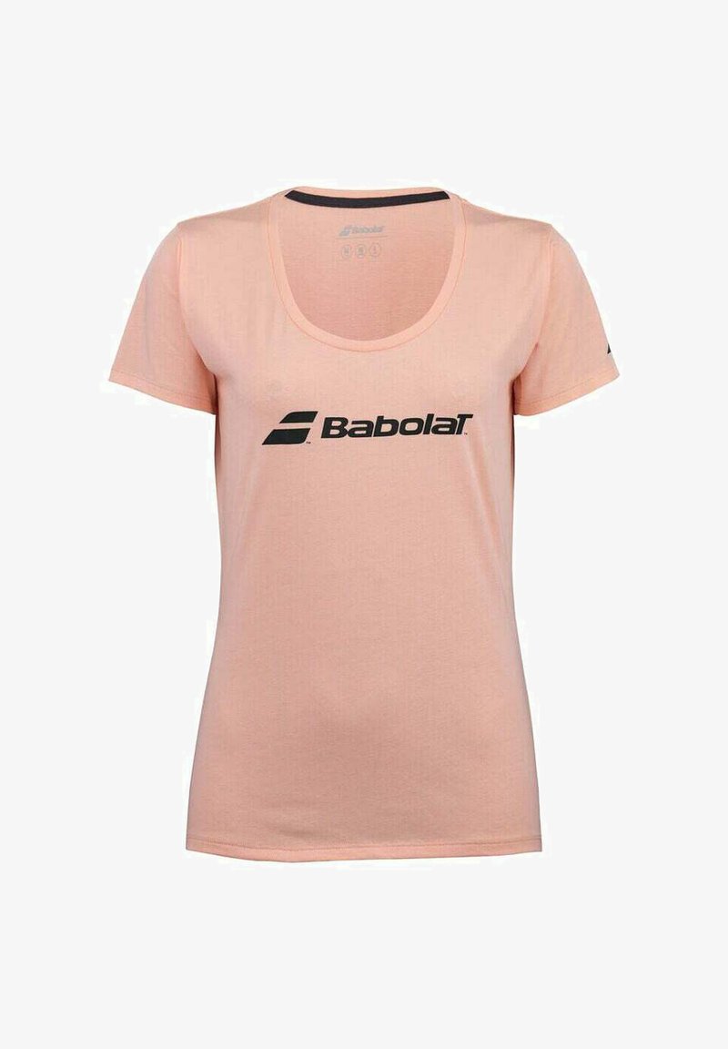 T-shirt rosa a maniche corte realizzata in tessuto morbido, con scollatura rotonda e un grande logo Babolat nero sul petto.