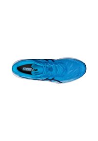 Blauwe sportschoen met een bovenwerk van mesh, voorzien van een gradiëntpatroon, veters en een witte zool. Merkl logo is zichtbaar op de binnenzool.