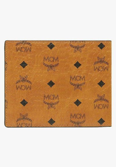 Portefeuille en cuir tan avec des logos noirs embossés et des motifs en diamant. Présente une texture grainée et des bords cousus. Design plat et rectangulaire.