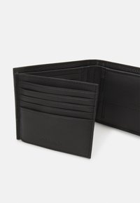 Portafoglio in pelle nera con superficie texture, dotato di più scomparti per carte e un interno liscio. Design semplice, senza hardware visibile.